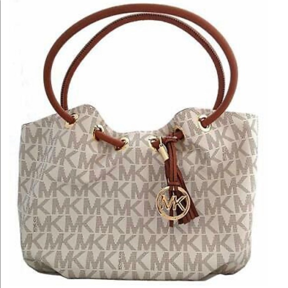 Michael Kors Handbags - ✨RESERVED✨MK PURSE!